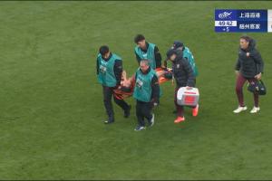 愿无大碍!王振澳因伤被担架抬出场外,球员痛苦掩面